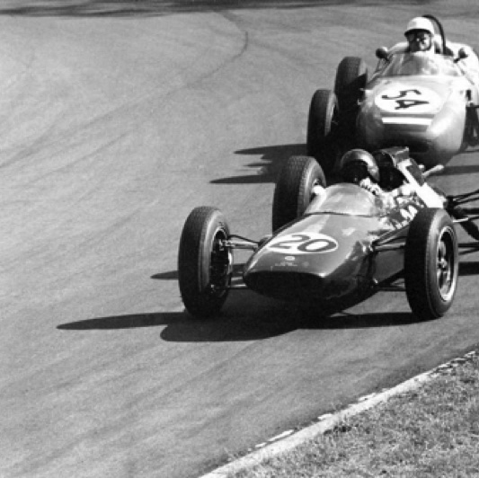 Circuit d'Aintree au  GP Grande Bretagne devant  Carel Godin de Beaufort et sa Porsche
